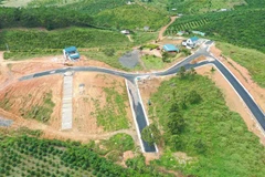 Các ngọn đồi trong “dự án” The Tropicana 2 đã bị cạo trọc cây xanh để xây dựng công trình và làm đường nội khu. (Ảnh: Nguyễn Dũng/TTXVN)