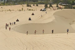 Giải thể thao 3 môn phối hợp được tổ chức tại thắng cảnh Bàu Trắng. (Ảnh: Hồng Hiếu/TTXVN)