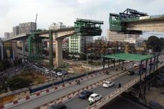 Toàn cảnh nhịp cầu cao nhất đường Vành đai 2 tại nút giao Ngã Tư Vọng đang dần thành hình. (Ảnh: Huy Hùng/TTXVN)