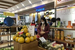 Lãnh đạo sở Công thương Hà Nội tham quan điểm giới thiệu sản phẩm OCOP. (Ảnh: Phương Anh/TTXVN)