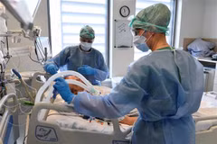 Nhân viên y tế điều trị cho bệnh nhân COVID-19 tại bệnh viện ở Brussels, Bỉ, ngày 6/4/2021. (Ảnh: AFP/ TTXVN)