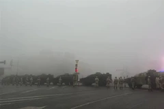 Lực lượng an ninh Kazakhstan được triển khai bên ngoài tòa thị chính thành phố Almaty nhằm ngăn người biểu tình quá khích tấn công tòa nhà, ngày 5/1. (Ảnh: THX/TTXVN)