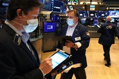 Các giao dịch viên tại Thị trường chứng khoán New York, Mỹ. (Ảnh: AFP/TTXVN)