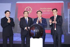 Chủ tịch Quốc hội Vương Đình Huệ và các đại biểu thực hiện nghi thức ra mắt Hệ sinh thái số Truyền hình Quốc hội Việt Nam. (Ảnh: Doãn Tấn/TTXVN)