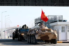 Xe quân sự của quân đội Kyrgyzstan thuộc CSTO qua cửa khẩu Ak-Zhol-Kordai ở biên giới giữa Kyrgyzstan và Kazakhstan. (Ảnh: AFP/TTXVN)