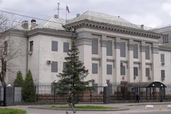 Quang cảnh đại sứ quán Nga ở Ukraine ngày 19/4/2021. (Ảnh: TASS/TTXVN)