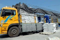 Vận chuyển phân bón đi tiêu thụ. (Ảnh minh họa: Danh Lam/TTXVN)