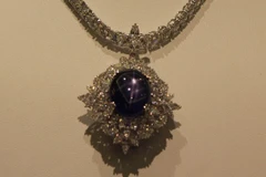 Viên đá quý sapphire đổi màu có tên gọi “Ngôi sao của Đức Chúa trời”-“Star of Genesis.” (Ảnh: Mỹ Bình-Lê Hải/Vietnam+)