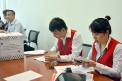 Kiểm tra phiếu tham gia một cuộc đấu giá. (Ảnh minh họa. Nguồn: TTXVN)