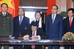 Chủ tịch nước Trương Tấn Sang ký‎ Lệnh công bố Hiến pháp nước CHXHCN Việt Nam ngày 8/12/2013. (Ảnh: Nguyễn Khang/TTXVN)