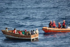Lực lượng chức năng Mỹ tiếp cận một thuyền chở người di cư Cuba hồi năm 2014. (Nguồn: AP)
