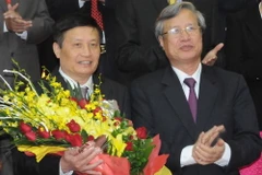 Ông Trần Quốc Vượng, Bí thư Trung ương Đảng, Chánh Văn phòng Trung ương Đảng tặng hoa cho ông Nguyễn Khắc Chử. (Ảnh: Nguyễn Công Hải/TTXVN)