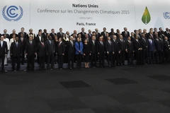 Các nhà lãnh đạo chụp ảnh chung tại lễ khai mạc chính thức Hội nghị COP 21 ở Le Bourget, ngoại ô Paris ngày 30/11. (Nguồn: AFP/TTXVN)