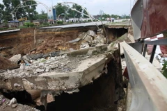 Một đoạn đường bị sụt lún. Ảnh chỉ có tính minh họa. (Nguồn: TTXVN)