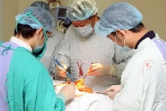 Một ca phẫu thuật tại Bệnh viện Ung bướu Hà Nội. (Ảnh: Dương Ngọc/TTXVN)
