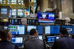 Giao dịch viên làm việc tại sàn giao dịch chứng khoán New York. (Nguồn: Reuters/TTXVN)
