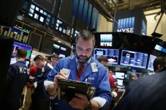 Giao dịch viên làm việc tại sàn giao dịch chứng khoán New York, Mỹ ngày 16/12. (Nguồn: AFP/TTXVN)