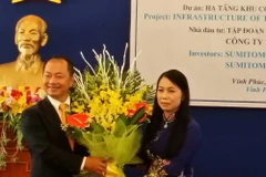 Bà Hoàng Thị Thúy Lan - Bí thư Tỉnh ủy Vĩnh Phúc trao Giấy chứng nhận đăng ký đầu tư dự án cho đại diện Tập đoàn Sumitomo. (Ảnh: Nguyễn Trọng Lịch/Vietnam+)