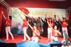 Biểu diễn văn nghệ tại Đêm hội. (Ảnh: Mạnh Hùng/Vietnam+)