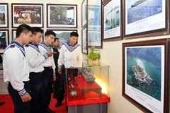 Khách tham quan triển lãm. (Ảnh: Minh Quyết/TTXVN) 