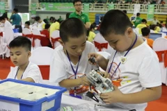 Thi lắp ráp robot. (Ảnh: Phương Vy: TTXVN)