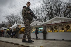 Lực lượng an ninh Pháp tuần tra liên tục xung quanh các khu vực tập trung đông người. (Nguồn: EPA)