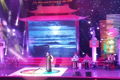 Các thí sinh dự thi Giọng hát hay Dân ca Quan họ Bắc Ninh 2014-2015. (Ảnh: Thanh Thương/TTXVN)