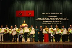 Trao tặng danh hiệu Nghệ nhân ưu tú trong lĩnh vực di sản văn hóa phi vật thể tại Thành phố Hồ Chí Minh. (Ảnh: Phương Vy/TTXVN)