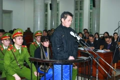 Bị cáo Phạm Thanh Tân (sinh năm 1955), nguyên Tổng giám đốc Agribank đứng trước vành móng ngựa. (Ảnh: Doãn Tấn/TTXVN)