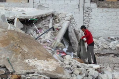 Cảnh đổ nát sau các cuộc không kích nhằm vào IS tại thị trấn Darat Azzah, ngoại ô thành phố Aleppo ngày 7/10. (Nguồn: Reuters/TTXVN)