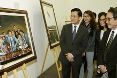 Thứ trưởng Bộ Ngoại giao Hà Kim Ngọc cùng các đại biểu tham quan triển lãm. (Ảnh: Nguyễn Dân/TTXVN)