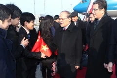 Đại diện Đại hội đại biểu nhân dân Toàn quốc Trung Quốc cùng bà con Việt kiều, cán bộ nhân viên Đại sứ quán Việt Nam đón Chủ tịch Quốc hội Nguyễn Sinh Hùng tại sân bay quốc tế Bắc Kinh. (Ảnh: Nhan Sáng/TTXVN)