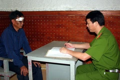 Đối tượng Giàng A Chể tại cơ quan điều tra. (Ảnh: Nguyễn Công Hải/Vietnam+)