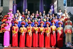 Tám cặp đôi tham gia chương trình lễ cưới tập thể và đại diện gia đình chụp ảnh chung trong ngày hạnh phúc. (Ảnh: Trần Lê Lâm/TTXVN)