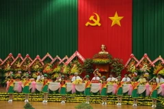 Thiếu nhi tặng hoa chào mừng đại hội. (Ảnh: Phúc Sơn/TTXVN)