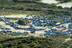 Toàn cảnh “khu rừng rậm” Calais, nơi khoảng 6.000 người nhập cư đang sinh sống. (Nguồn: MetroNews)