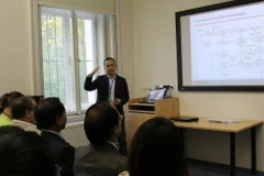 Đại biểu trình bày tham luận. (Ảnh: Hồng Tâm/Vietnam+)