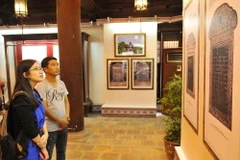 Các đại biểu tham quan triển lãm. (Ảnh Minh Đức/TTXVN)