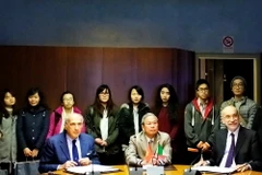 Đại sứ Cao Chính Thiện chứng kiến lễ ký kết. (Ảnh: Quang Thanh/Vietnam+)