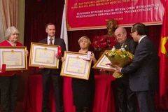 Trao tặng Huy chương hữu nghị của Việt Nam cho 4 phóng viên Nga