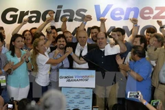 Những người ủng hộ Liên minh đối lập mừng chiến thắng tại thủ đô Caracas, sau khi công bố kết quả. (Nguồn: AFP/TTXVN) 