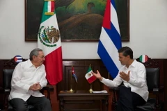 Tổng thống Mexico Enrique Peña Nieto (trái) và Chủ tịch Cuba Raul Castro tại hội đàm ngày 6/11. (Nguồn: NOTIMEX)