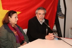 Tổng Thư ký Đảng Thắng lợi Argentina tại Buenos Aires tóm lược lịch sử Cách mạng Việt Nam. (Ảnh: Diệu Hương/Vietnam+)