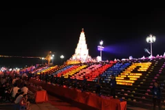 Quang cảnh lễ Hội hoa đăng. (Ảnh: Mạnh Minh/TTXVN)