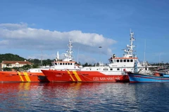 Tàu SAR 411 lai dắt tàu cá BĐ 95906 TS cùng 6 ngư dân về bờ an toàn tại Đà Nẵng. (Ảnh: Trần Lê Lâm/TTXVN)