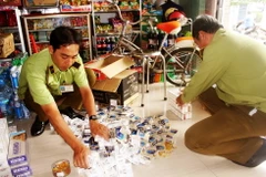 Thu giữ thuốc lá lậu. (Ảnh minh họa: Chanh Đa/TTXVN)