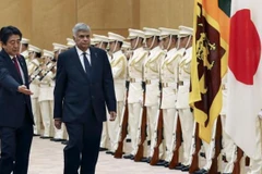 Thủ tướng Nhật Bản Shinzo Abe và người đồng cấp Sri Lanka Ranil Wickremesinghe. (Nguồn: Reuters)