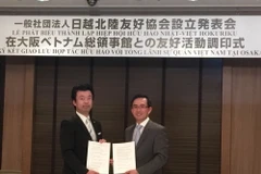 Chủ tịch Hội Matsumura Yoshiaki và Tổng Lãnh sự Việt Nam tại Osaka Trần Đức Bình. (Ảnh: Nguyễn Tuyến/Vietnam+)