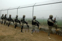 Binh sỹ Pakistan gác tại Wagah, dọc biên giới Pakistan-Ấn Độ. (Ảnh: THX/TTXVN)