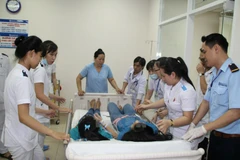 Cấp cứu công nhân Công ty Chánh Ích nghi ngộ độc thực phẩm tại Bệnh viện Đa khoa Đồng Nai. (Ảnh: Sỹ Tuyên/TTXVN) 